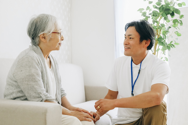 ご婦人と支援者の男性