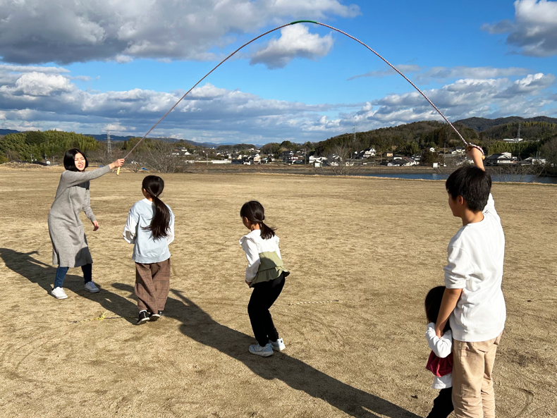 家族で縄跳びをして遊んでいる様子